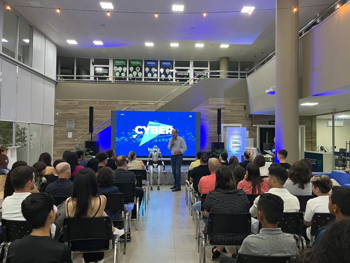 Encerramento do Projeto Cyber Maker e Cyber Dev reúne alunos, famílias e autoridades em noite de celebração